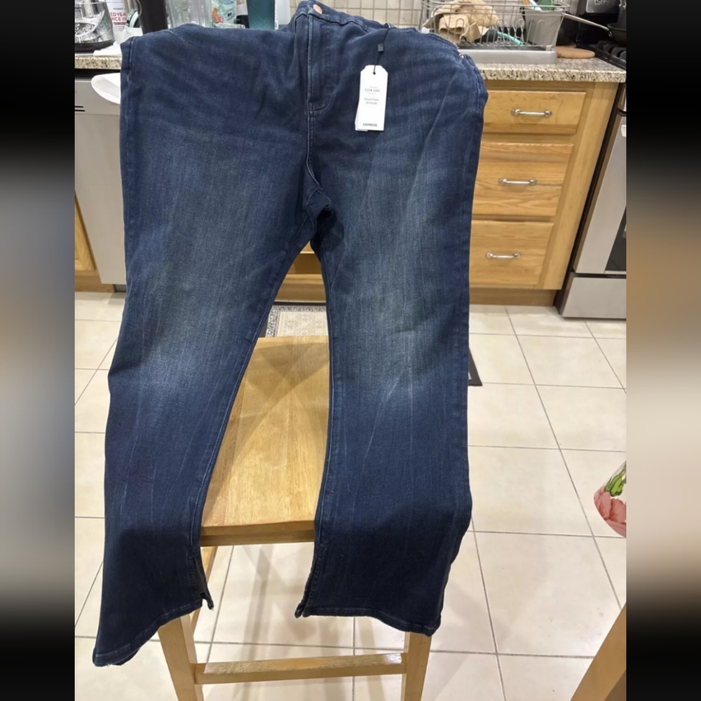 NWT Express Skyscraper mid rise flex XL short